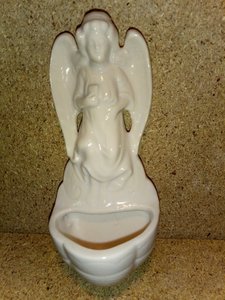 Keramik - Weihwasserkessel - Engel mit Bibel