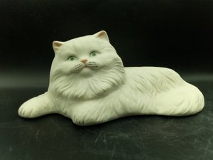 Porzellan - große Katze - liegend