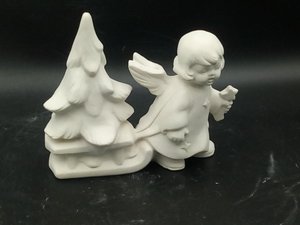 Keramik Engel mit Schlitten und Tannenbaum
