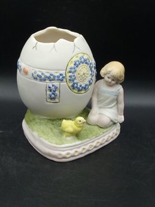 Porzellan - Osterei - Basis mit Ei, Mädchen und 1 Küken