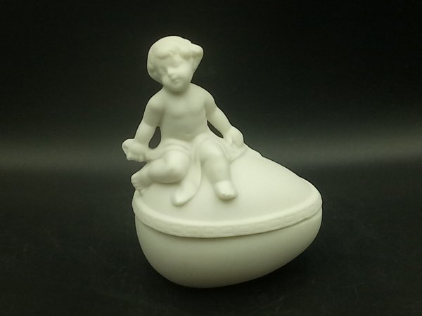 Porzellan - Eierdose oval mit Junge - sitzend